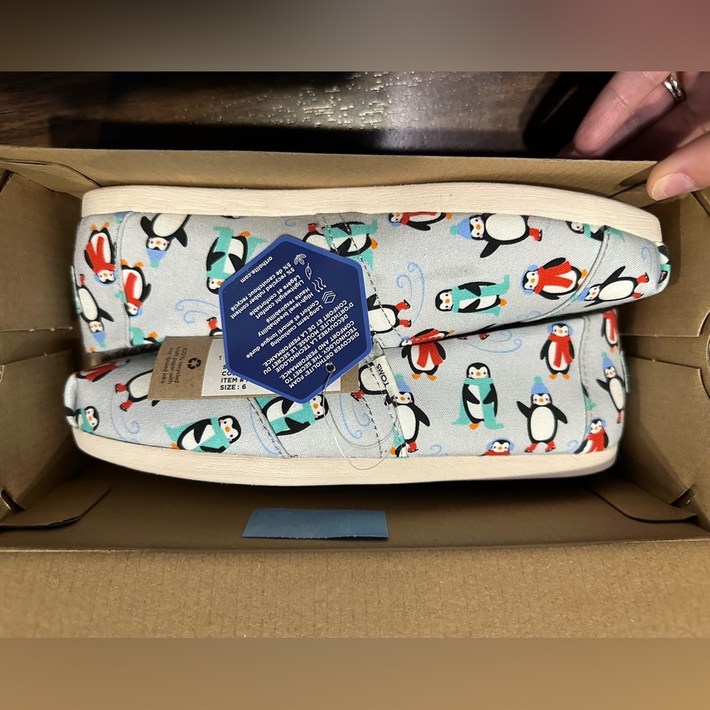 TOMS GLACIER GREY WINTER PENGUINS FAUX FUR SZ 6